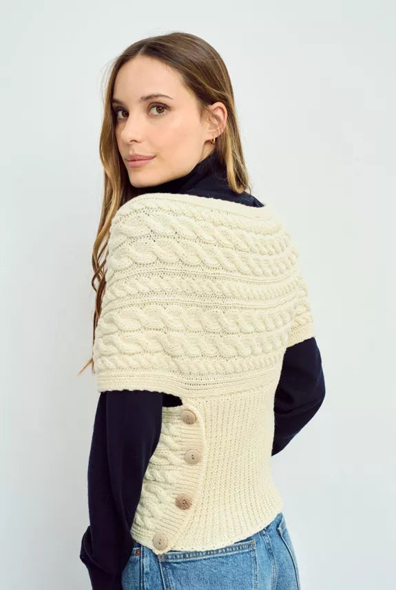 Een kabel gebreide wikkel sjaal met knoopsluiting. 