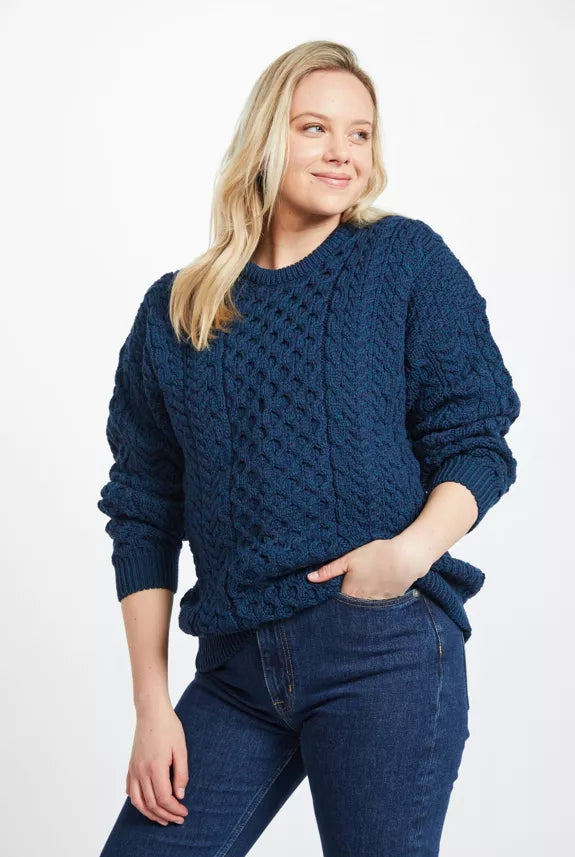 Blauw kabel gebreide trui met ronde hals en lange mouwen