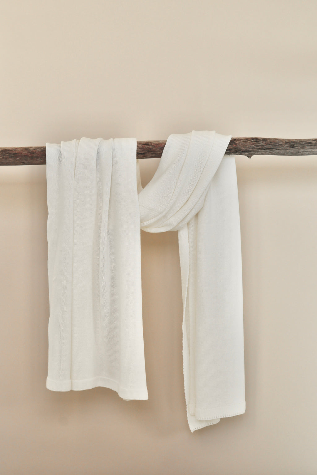 Witte fijn gebreide sjaal