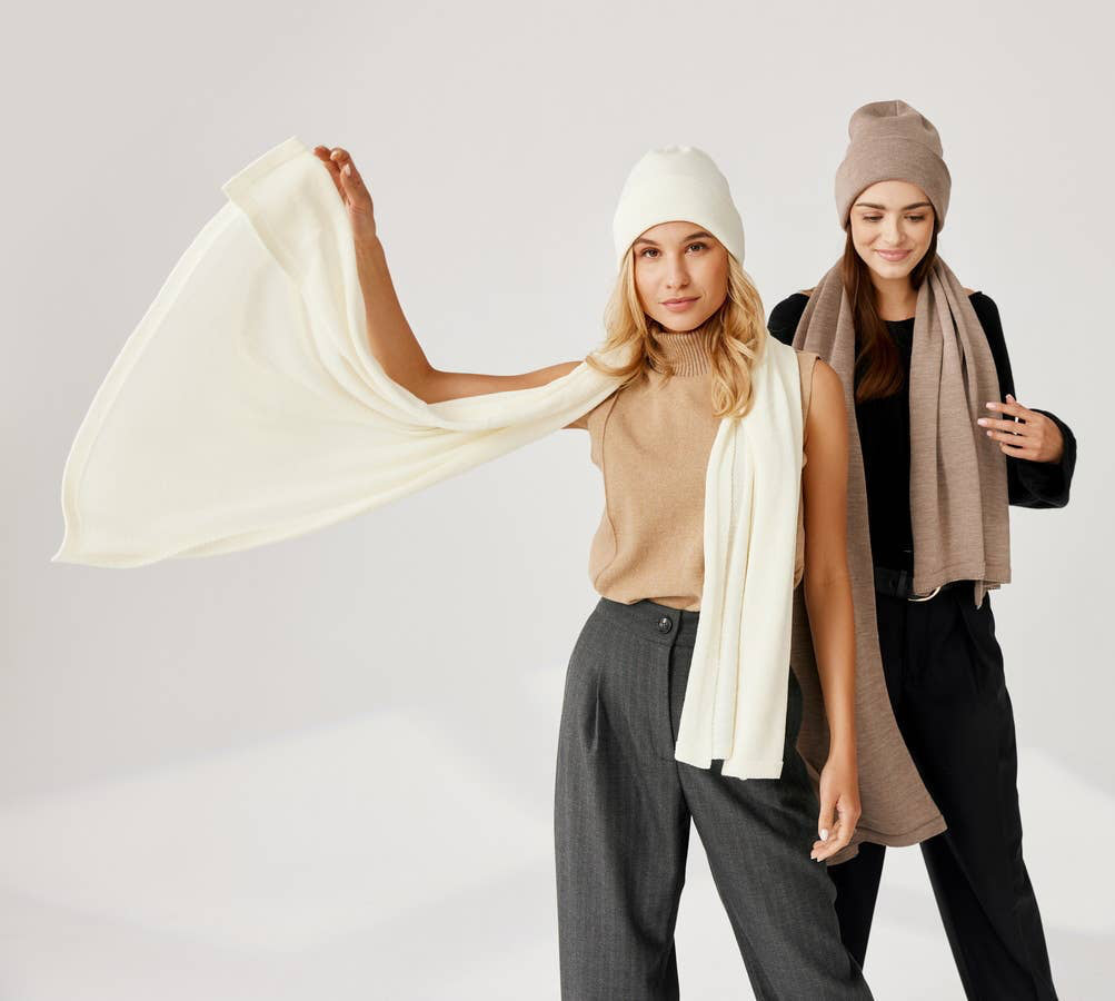 Twee vrouwen dragen een muts en sjaal