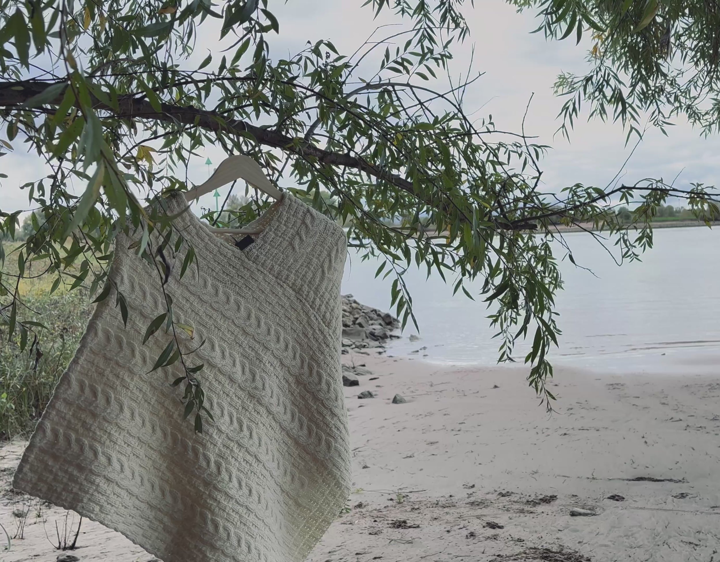 Video van een hangende poncho in de wind in de uiterwaarden